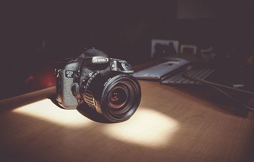 shallow focus photo of Canon EOS 7D